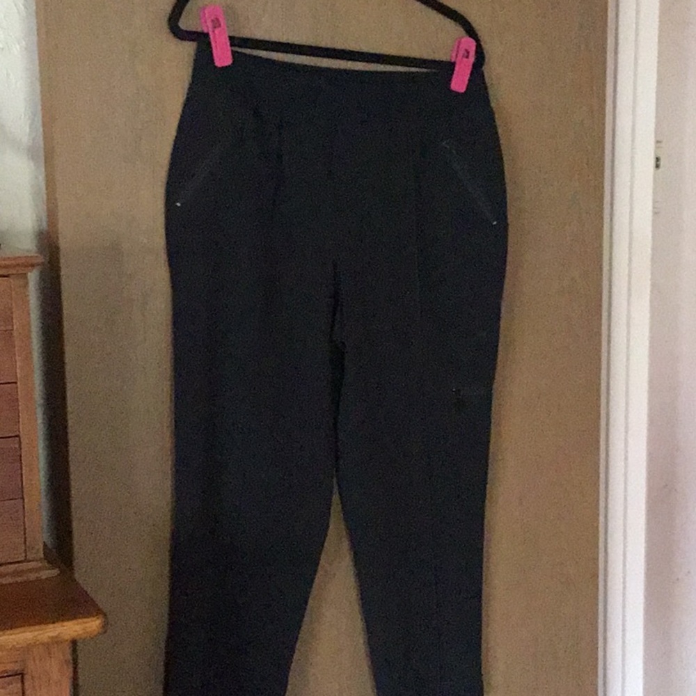 NWOT Chico’s Zenergy Crop Pants
